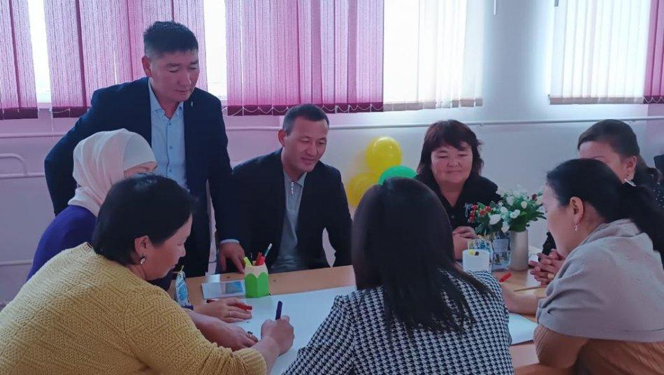 Кәсіпті дұрыс таңдау үшін,арнайы кәсіпкерлермен ""Ашық алаң"ток шоуында  ақпараттар алды.