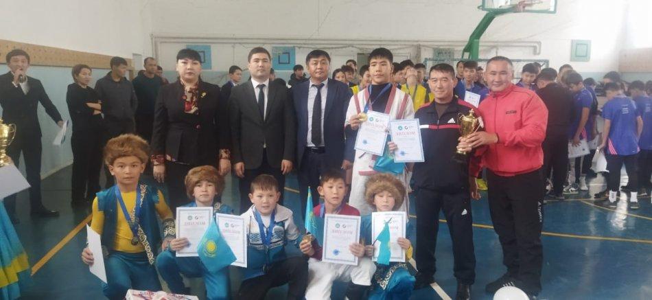 Балалар жылына орай мектеп оқушылары арасында өткен (ұлдар,қыздар)аудандық спартакиаданың "Асық ату"жарысы өтті