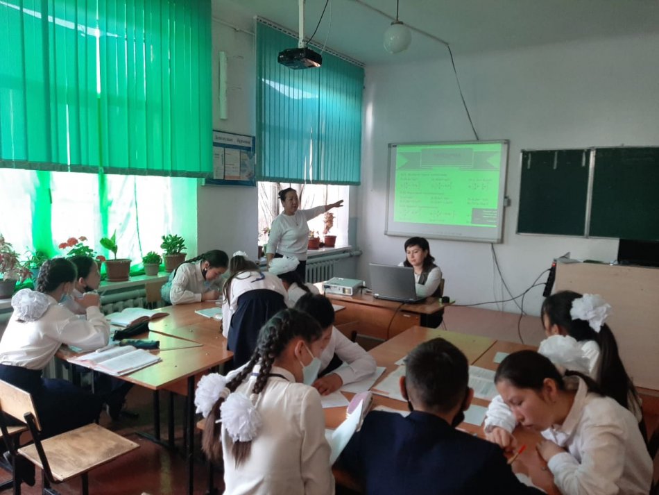 математика пәнінің мұғалімі Есімтаева А 7 ә сыныбында алгебра пәнінен  "Қысқаша көбейту формулалары" тақырыбында ашық сабақ өткізді