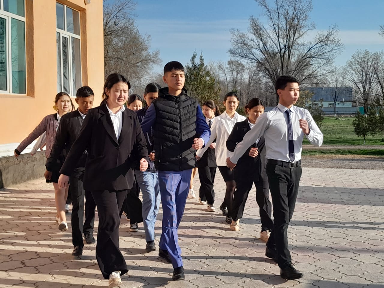 Мемлекеттік Туды салтанатты көтеру, мемлекеттік әнұранды орындау және Отан қорғаушылардың салтанатты антын орындау жөніндегі патриоттық сапқа тұрулар өткізу
