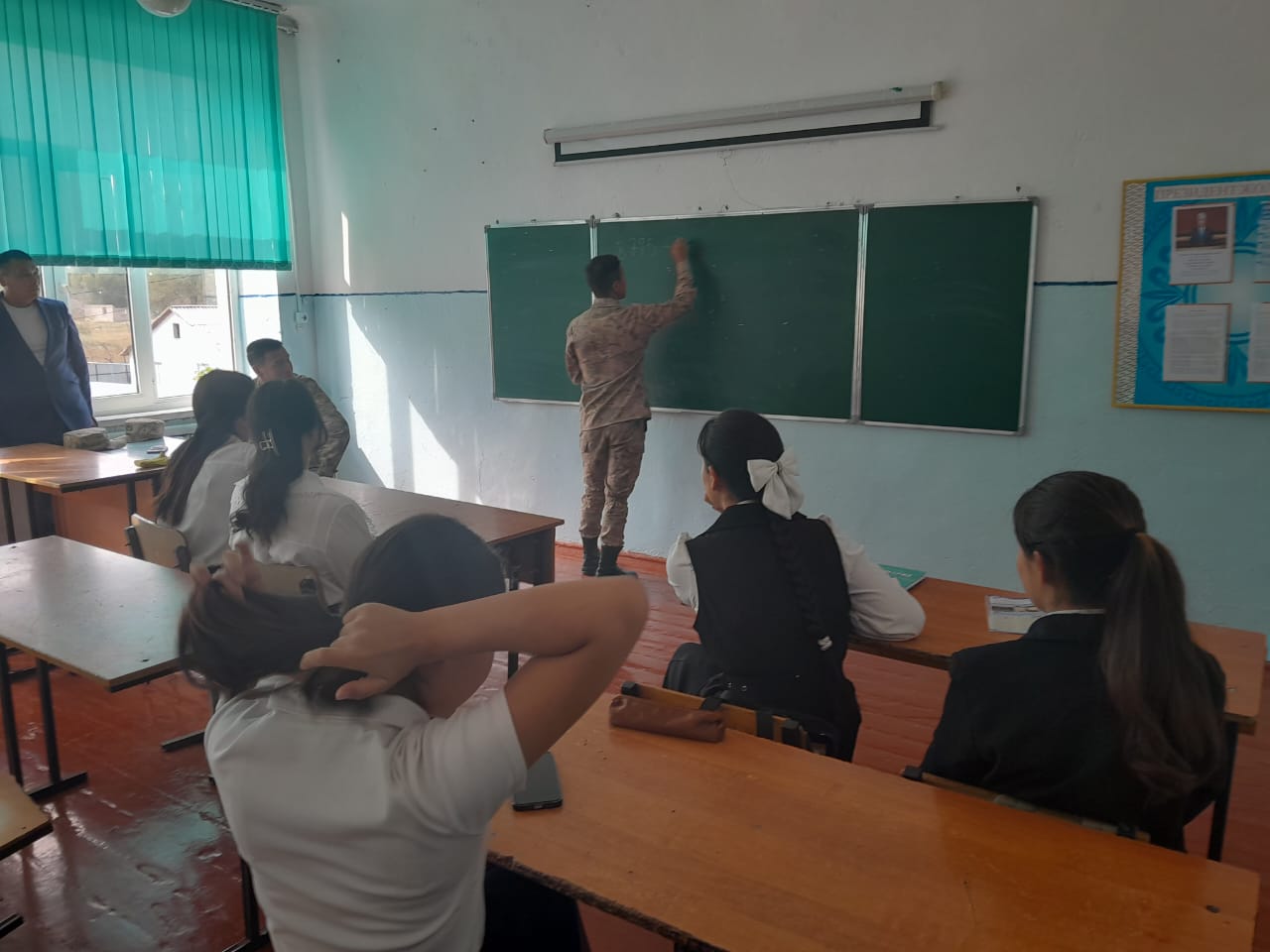 Кеңес шекара қызметкері:Тоқтарханов Айтмұхамед Аманкелдіұлы аға лейтенант "Кеңес "шекара бөлімшесі бастығының ТИЖО және курсант Задалинов Вакас Райленович ҚР ҰҚК ША курсанты 11-сынып оқушыларымен кездесу өткізілді.